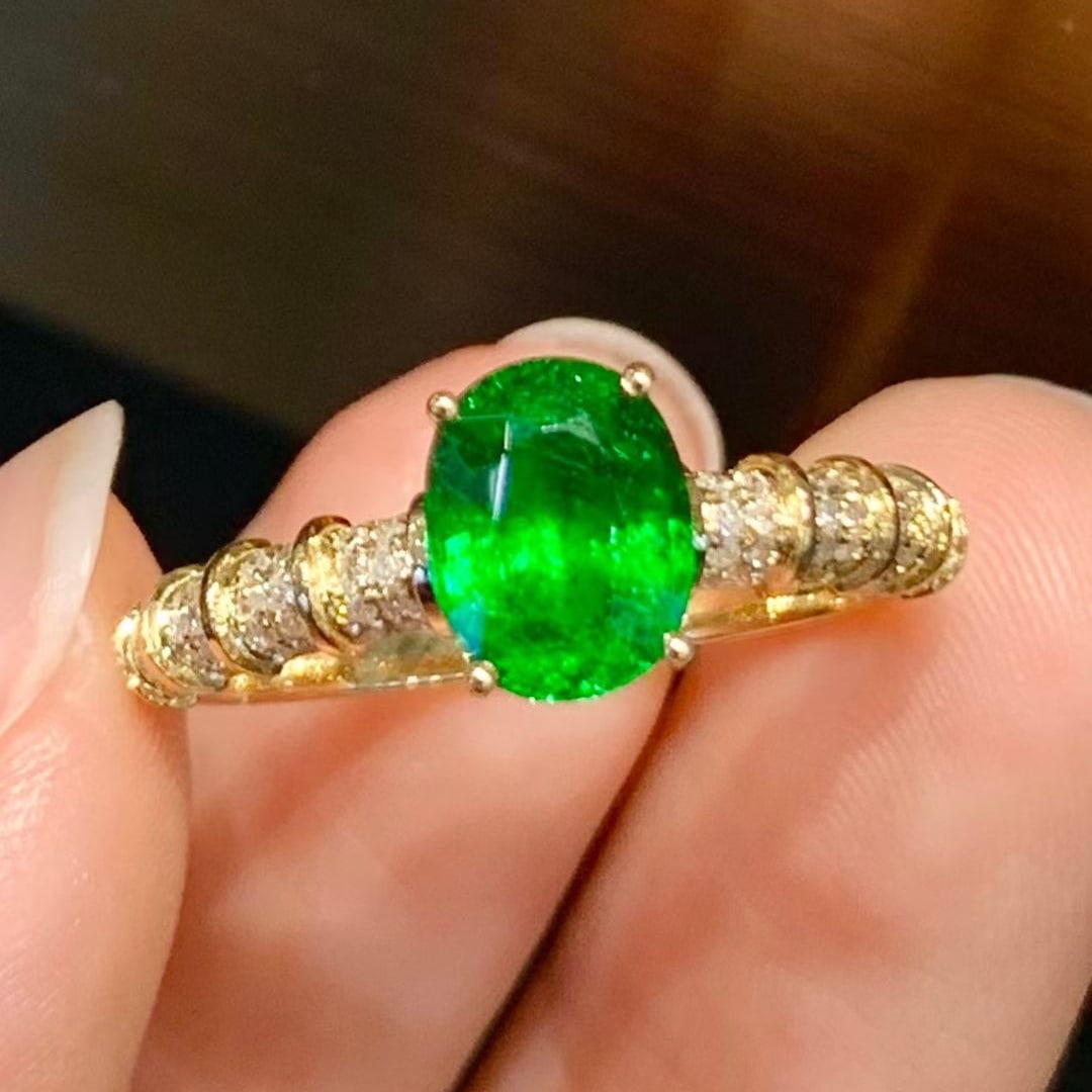 14k Gold 1.3 Ct Vivid Green Natural Tsavorite & Diamond Ring: Ref:230947208 // gold content:14k gold // main gemstone:tourmaline // shape:oval // carat weight:0. 85ct // color:red // treatment:natural // // adjacent gemstone 2 : diamond // number of stones:45