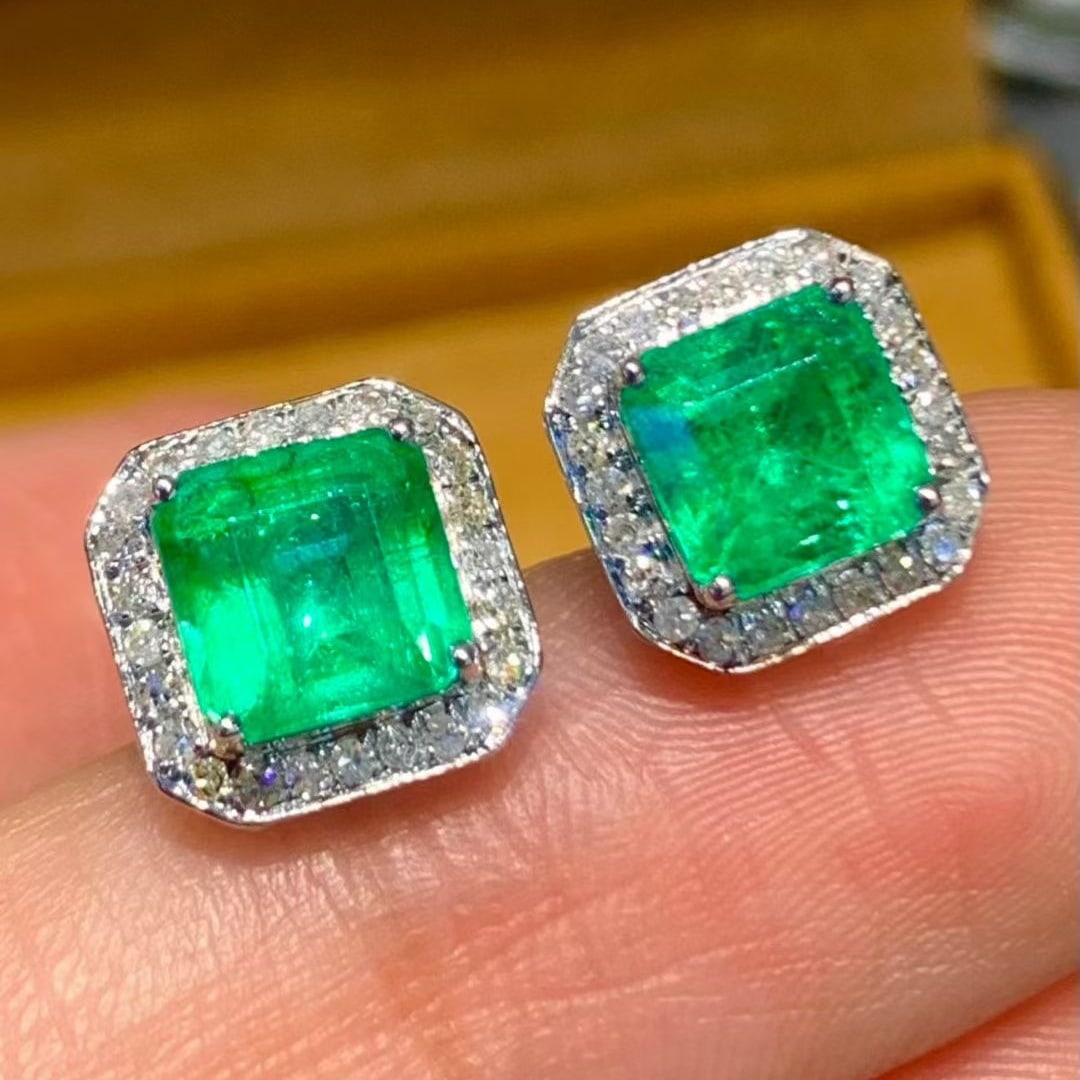 14k Gold 2.2 Ct Vivid Green Natural Emerald & Diamond Earrings: Ref:230947258 // gold content:14k gold // main gemstone:sapphire // shape:oval // carat weight:1. 15ct // color:blue // treatment:natural // // adjacent gemstone 2 : diamond // number of stones:12 // 