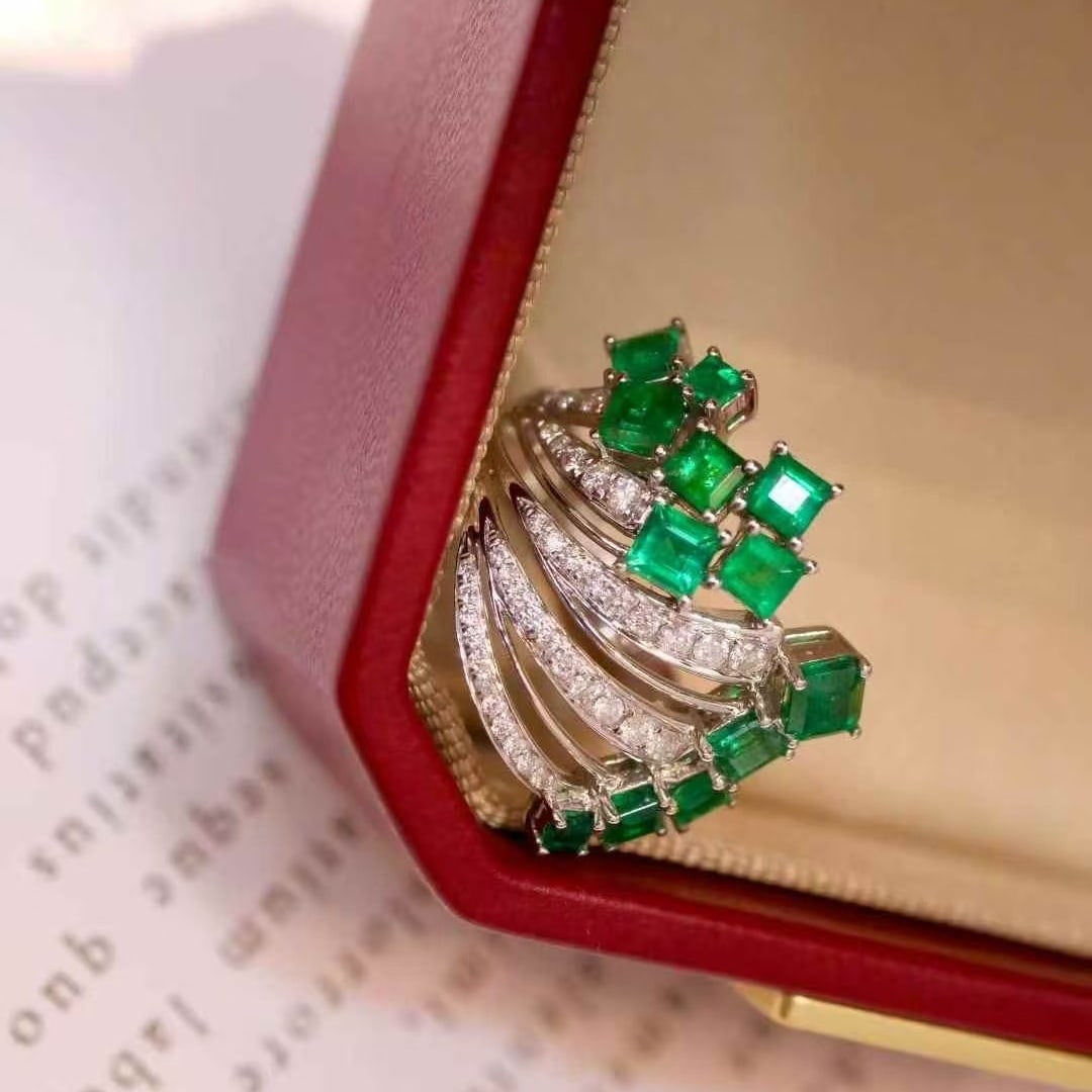 14k Gold 2.18 Ctw Vivid Green Natural Emerald & Diamond Ring: Ref:231076002 // gold content:14k gold // main gemstone:diamond // shape:multiple // carat weight:0. 45ct // clarity grade:vs-si // color:h // treatment:natural // Condition: New Low Estimate: