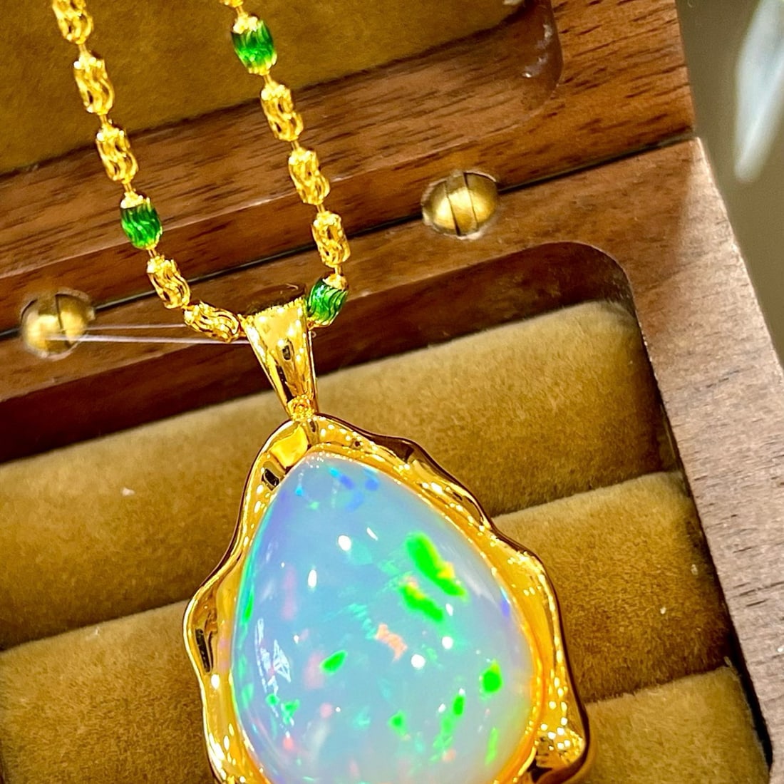 14k Gold 20.80 Ct Natural Opal Pendant( Without Chain ): Ref:231078015 // gold content:14k gold // main gemstone:opal // shape:pear // carat weight:20. 80ct // color:white // treatment:natural // Condition: New Low Estimate: 7300.00 High Estimate: 11000.00