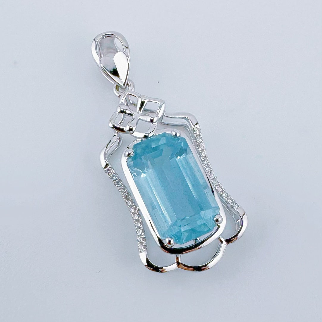 14k Gold 3.19 Ctw Natural Aquamarine & Diamond Pendant( Without Chain ): Ref:231078031 // gold content:14k gold // main gemstone:aquamarine // shape:octagonal // carat weight:3. 12ct // color:blue // treatment:natural // // adjacent gemstone 2 : diamond // shape:round //