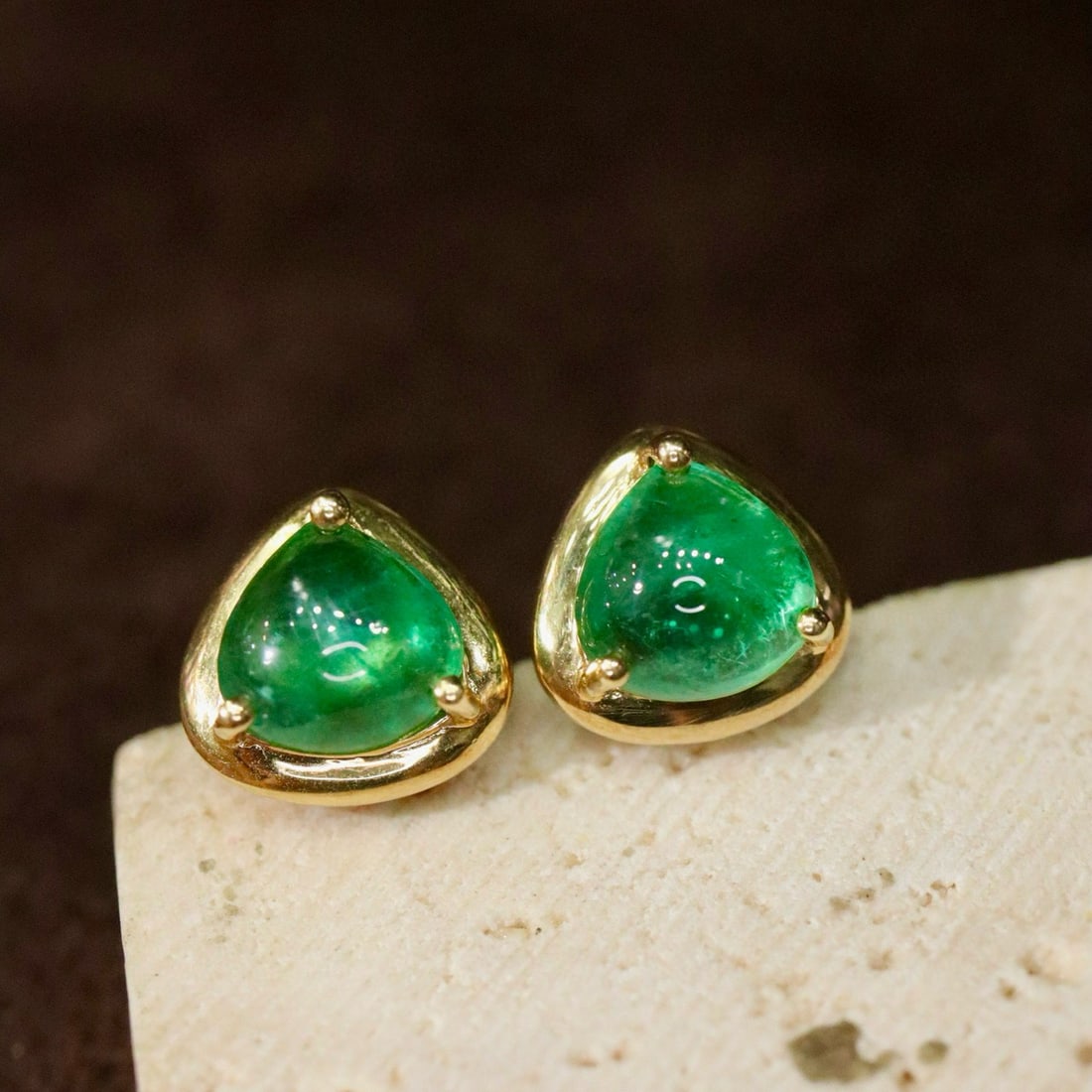14k Gold 1.89 Ct Natural Emerald Earrings: Ref:231078033 // gold content:14k gold // main gemstone:emerald // shape:pear // carat weight:1. 89ct // color:green // treatment:natural // Condition: New Low Estimate: 1900.00 High Estimate: 2800.00