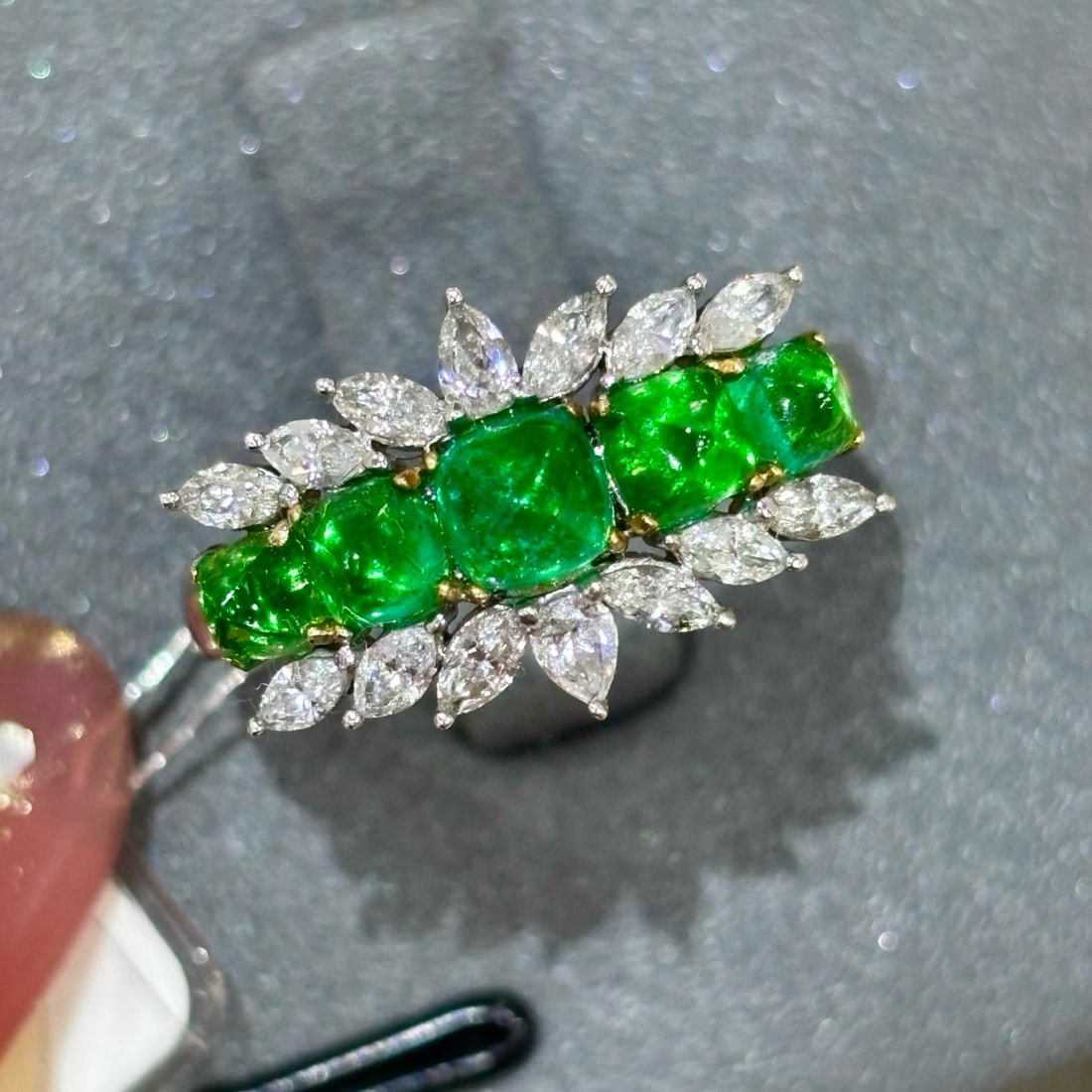 14k Gold 2.32 Ctw Vivid Green Natural Emerald & Diamond Ring: Ref:231078034 // gold content:14k gold // ring size:7. 25us // // main gemstone:emerald // shape:sugar-loaf // carat weight:1. 52ct // color:vivid green // treatment:natural // // adjacent gemstone 2 