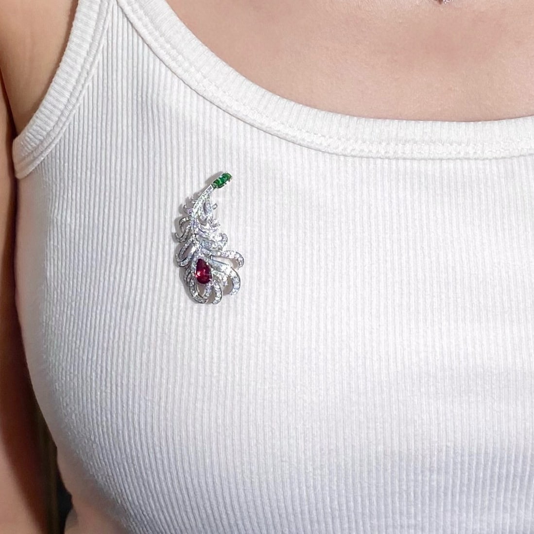 14k Gold 1.30 Ctw Natural Ruby & Diamond Brooch/pendant( Without Chain ): Ref:231078036 // gold content:14k gold // main gemstone:ruby // shape:pear // carat weight:1. 02ct // color:red // treatment:natural // // adjacent gemstone 2 : diamond // shape:round // carat