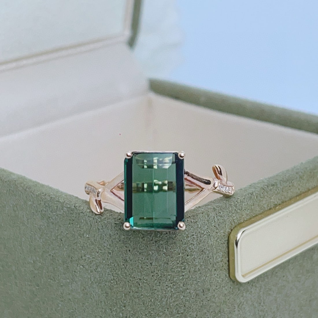 14k Gold 1.9 Ct Natural Tourmaline & Diamond Ring: Ref:231078038 // gold content:14k gold // ring size:7. 25us // // main gemstone:tourmaline // shape:octagonal // carat weight:1. 9ct // color:green // treatment:natural // // adjacent gemstone 2 :