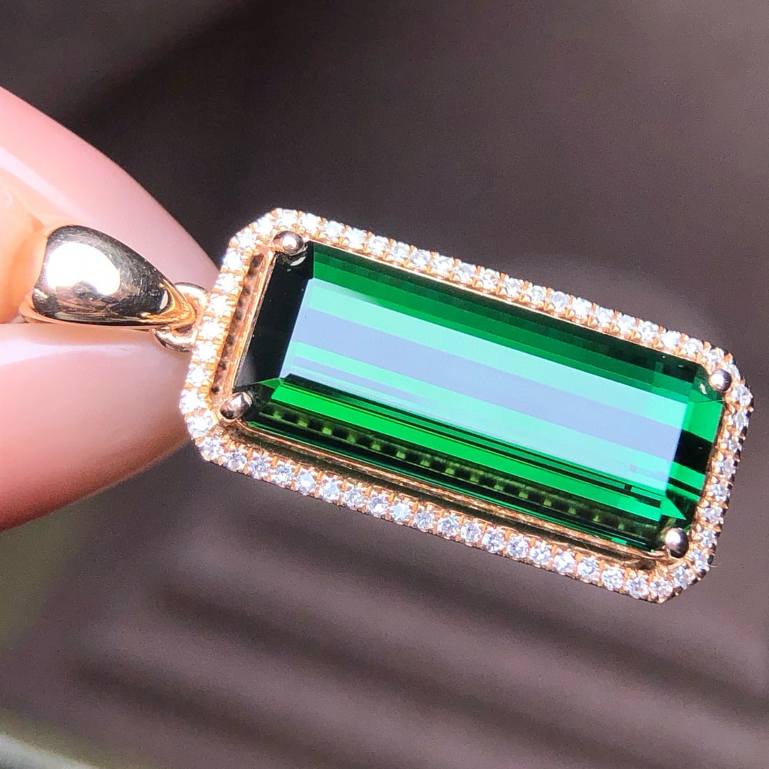 14k Gold 7.15 Ct Natural Tourmaline & Diamond Pendant( Without Chain ): Ref:231078054 // gold content:14k gold // main gemstone:tourmaline // shape:octagonal // carat weight:7. 15ct // color:green // treatment:natural // // adjacent gemstone 2 : diamond // number of