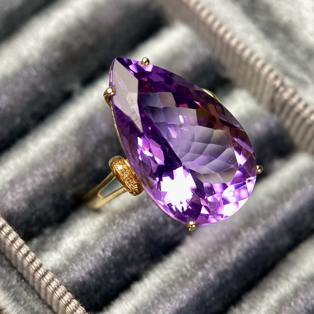 14k Gold 12.85 Ct Natural Amethyst & Diamond Ring: Ref:231078059 // gold content:14k gold // ring size:7. 25us // // main gemstone:amethyst // shape:pear // carat weight:12. 85ct // color:purple // treatment:natural // // adjacent gemstone 2 :