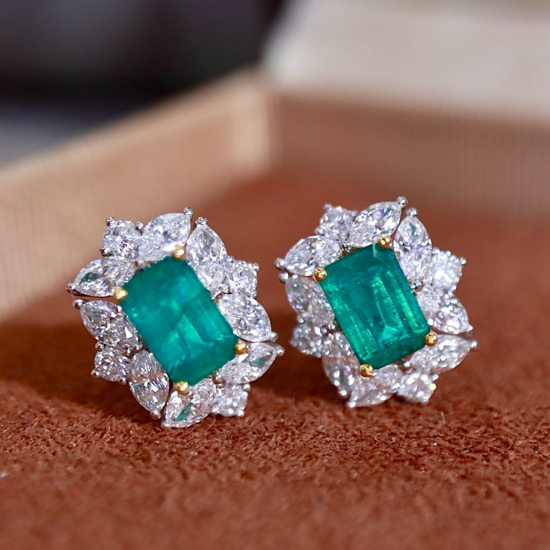 14k Gold 2.32 Ctw Natural Emerald & Diamond Earrings: Ref:231078072 // gold content:14k gold // main gemstone:emerald // shape:octagonal // carat weight:1. 21ct // color:green // treatment:natural // // adjacent gemstone 2 : diamond // shape:multiple // 