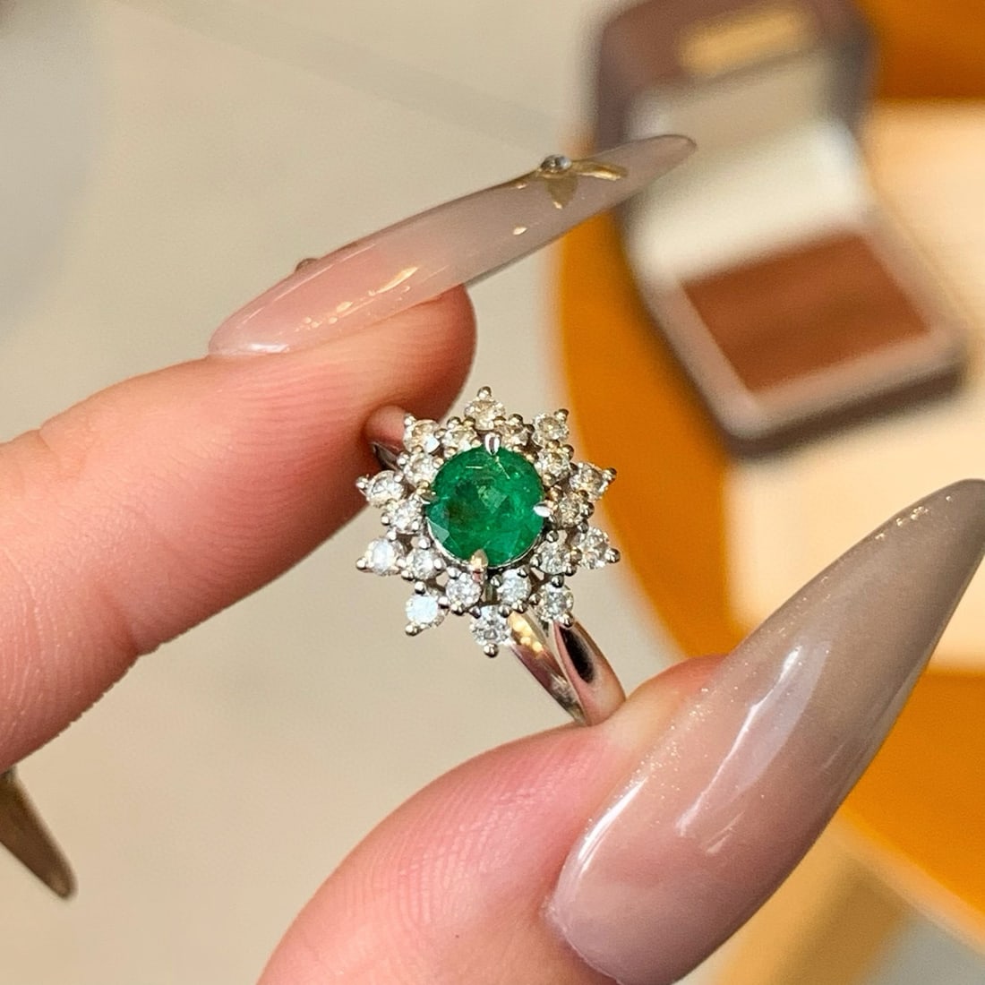 14k Gold 1.05 Ctw Vivid Green Natural Emerald & Diamond Ring - 4