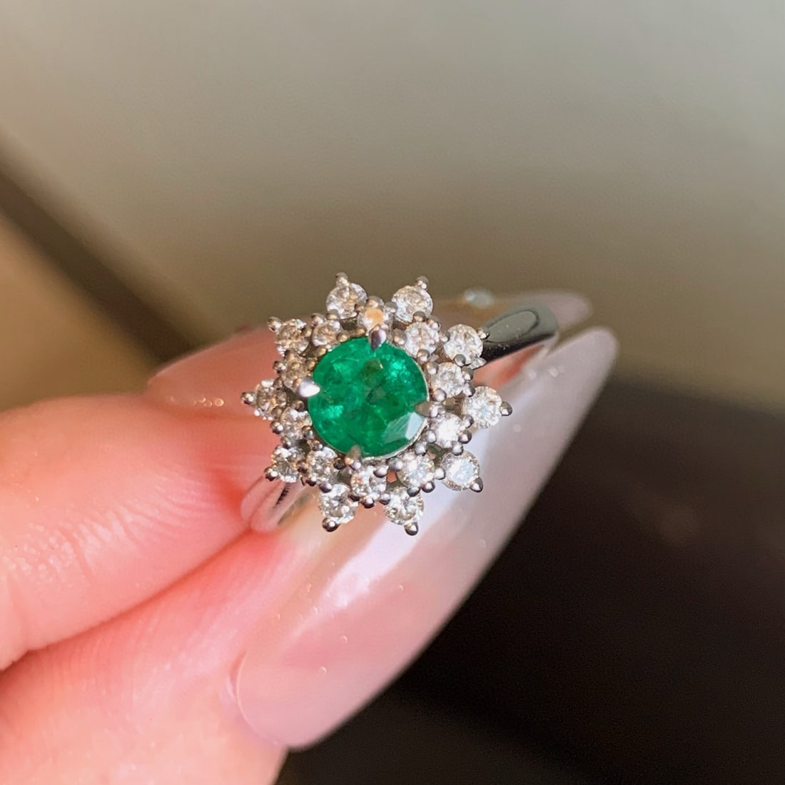 14k Gold 1.05 Ctw Vivid Green Natural Emerald & Diamond Ring - 5