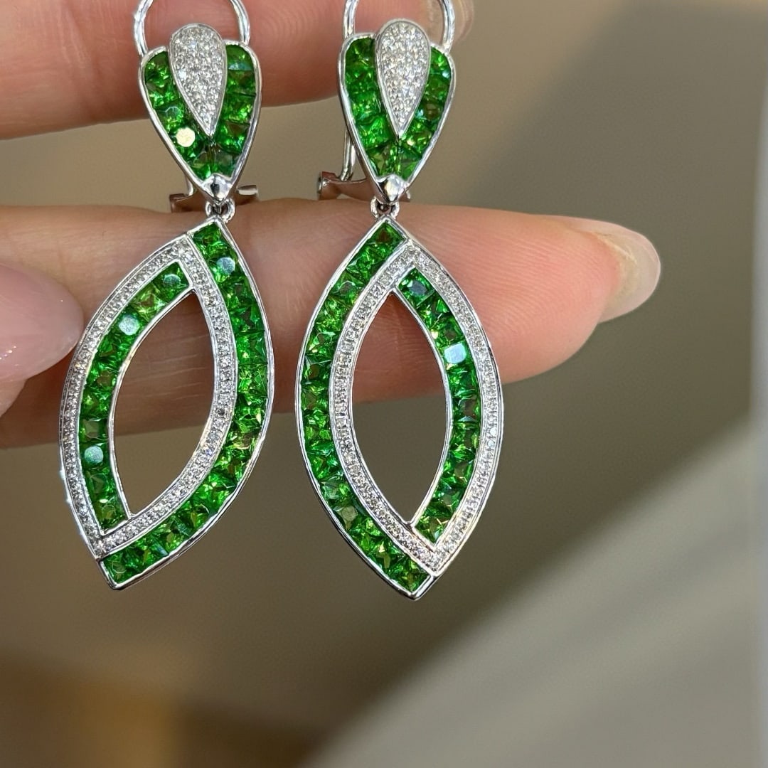 14k Gold 5.5 Ct Natural Tsavorite & Diamond Earrings: Ref:231078093 // gold content:14k gold // main gemstone:tsavorite // shape:princess // carat weight:5. 5ct // color:green // treatment:natural // // adjacent gemstone 2 : diamond // shape:round //