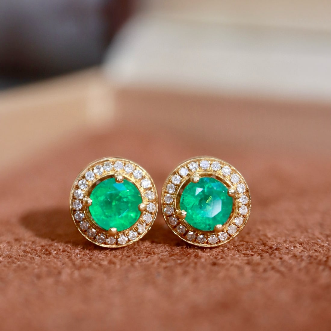 14k Gold 0.80 Ctw Vivid Green Natural Emerald & Diamond Earrings: Ref:231078094 // gold content:14k gold // main gemstone:emerald // shape:round // carat weight:0. 70ct // color:vivid green // treatment:natural // cut grade:g // // adjacent gemstone 2 : diamond //