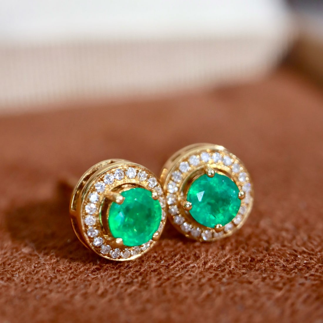 14k Gold 0.80 Ctw Vivid Green Natural Emerald & Diamond Earrings - 2