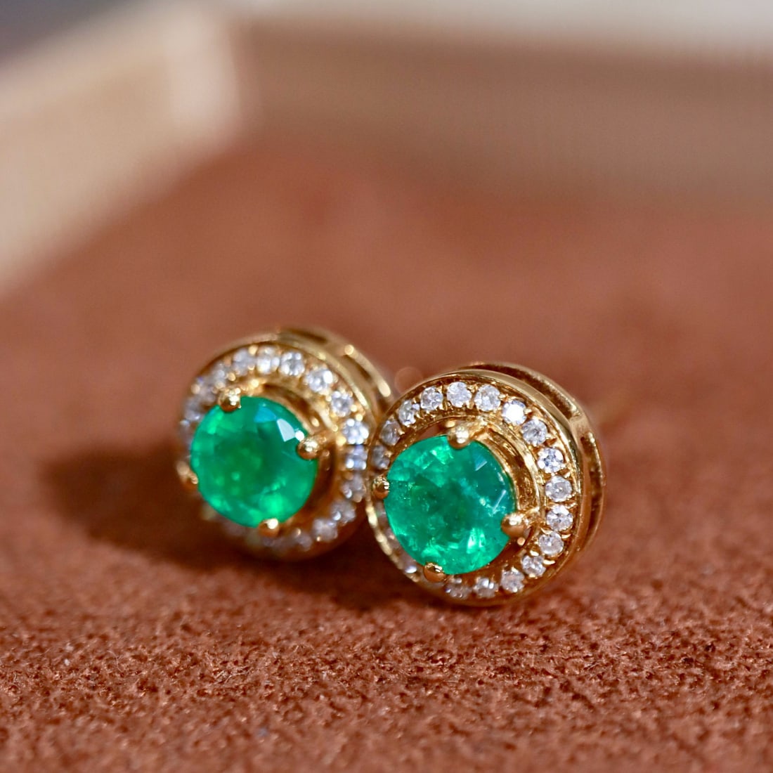 14k Gold 0.80 Ctw Vivid Green Natural Emerald & Diamond Earrings - 3