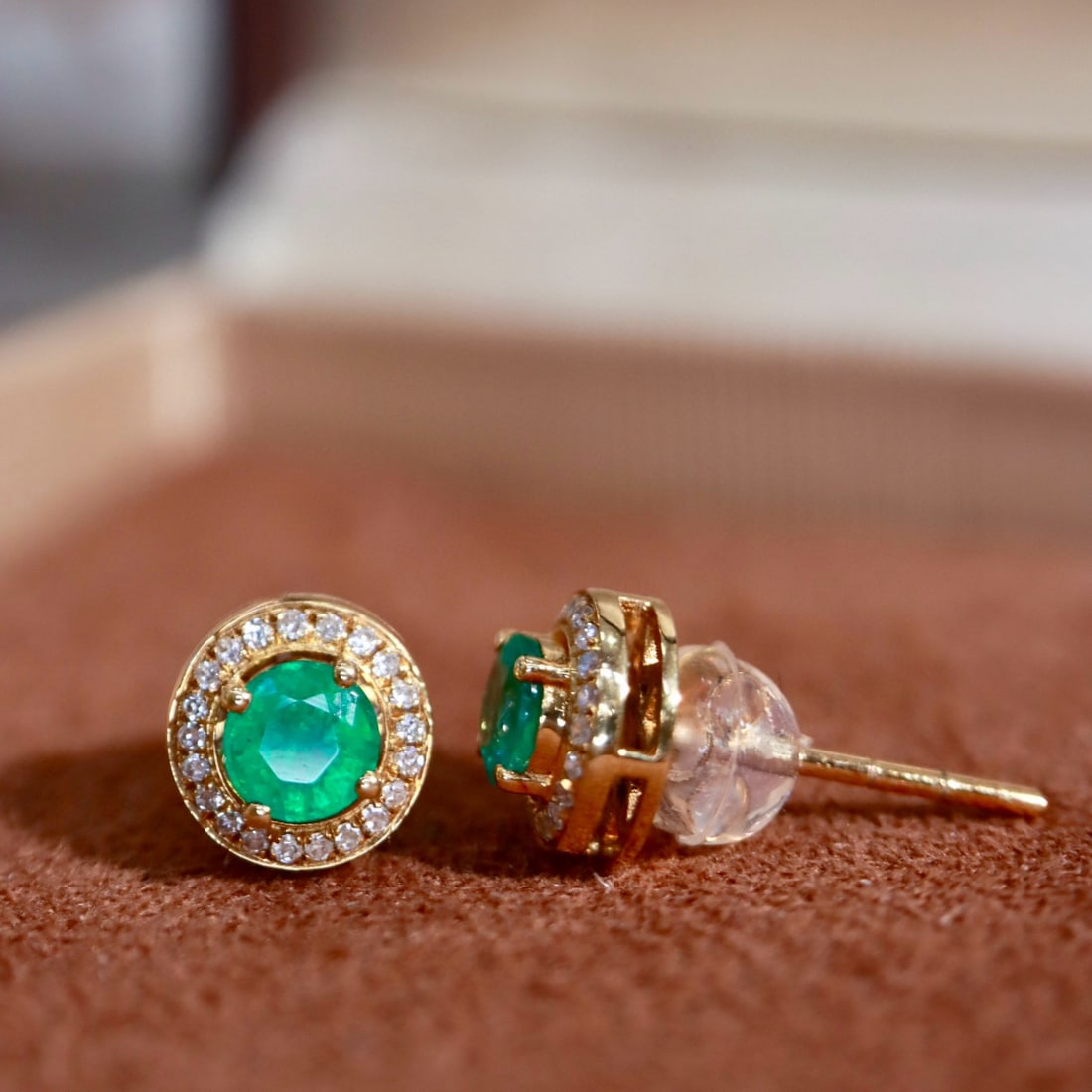 14k Gold 0.80 Ctw Vivid Green Natural Emerald & Diamond Earrings - 4