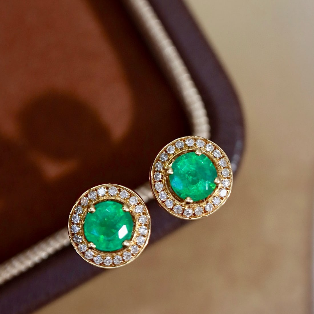 14k Gold 0.80 Ctw Vivid Green Natural Emerald & Diamond Earrings - 5
