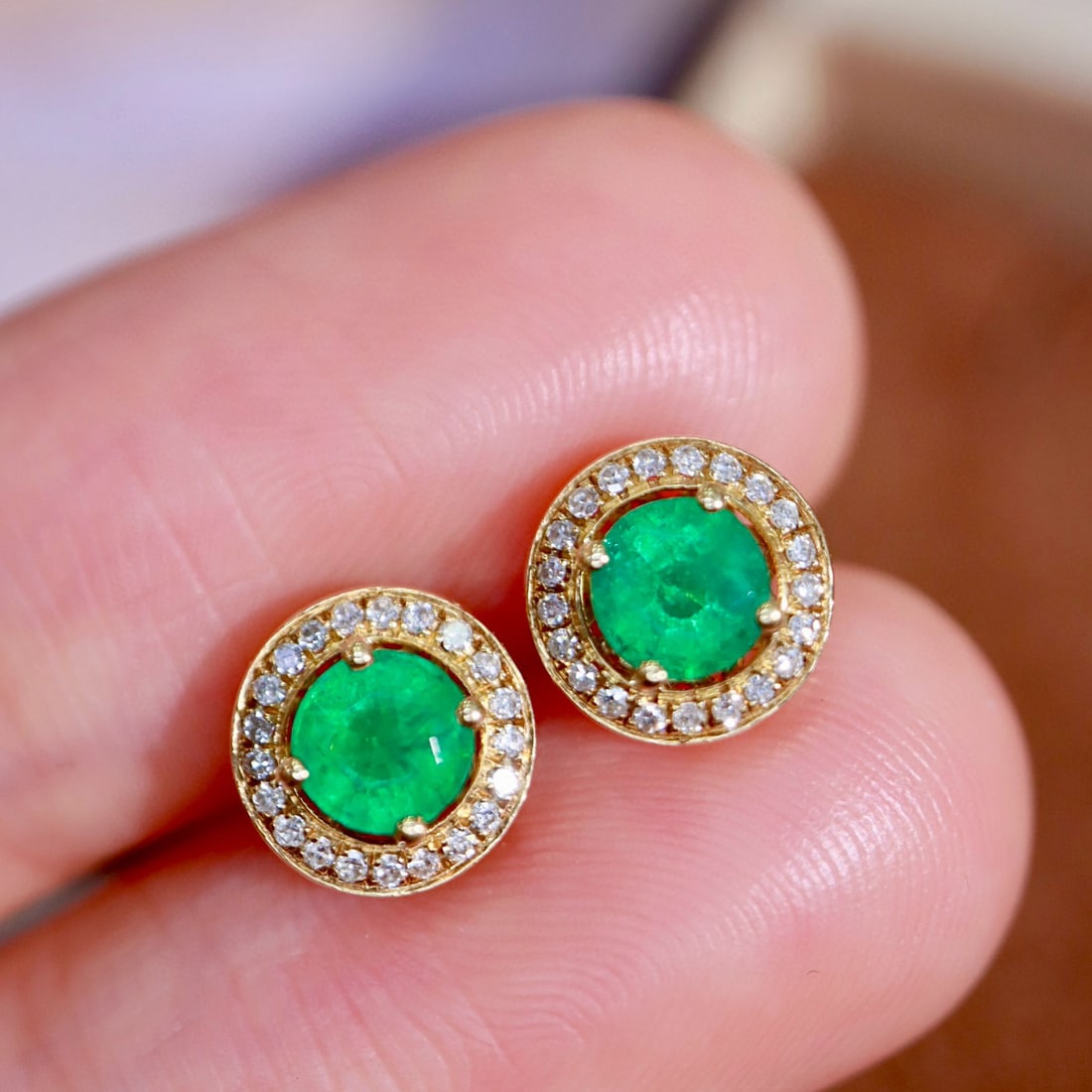 14k Gold 0.80 Ctw Vivid Green Natural Emerald & Diamond Earrings - 7