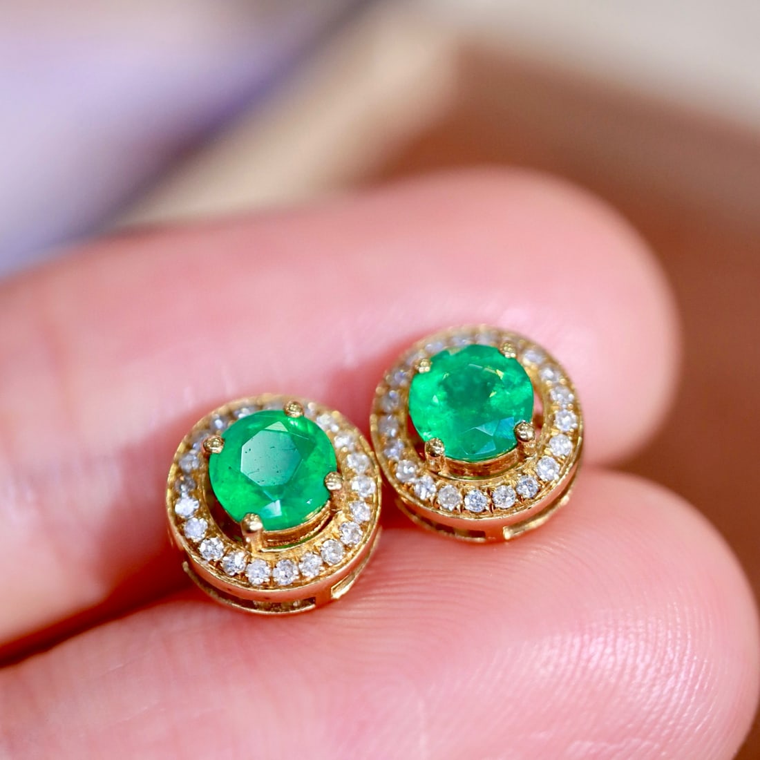 14k Gold 0.80 Ctw Vivid Green Natural Emerald & Diamond Earrings - 8