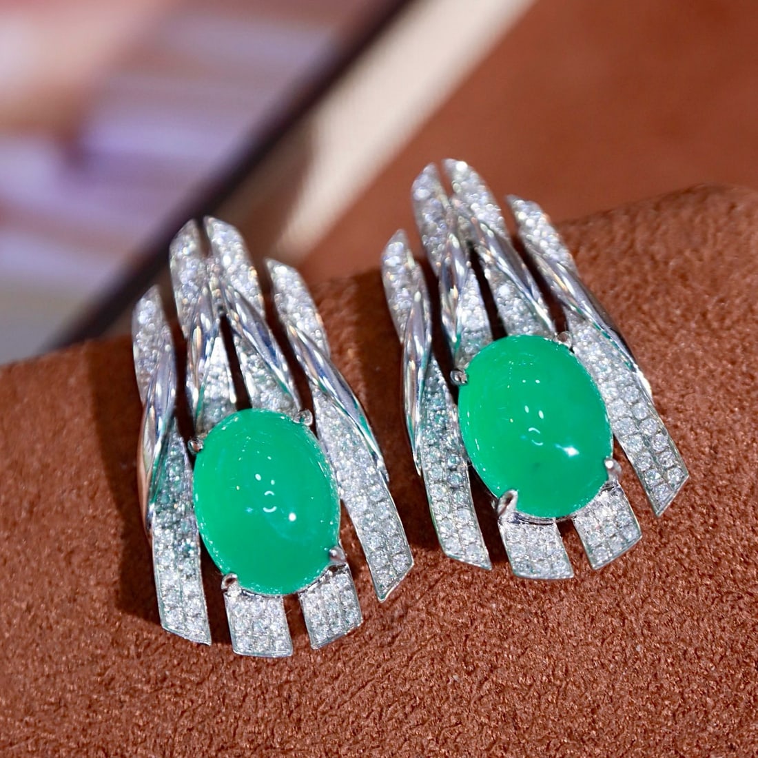 14k Gold 6.49 Ctw Natural Emerald & Diamond Earrings: Ref:231078102 // gold content:14k gold // main gemstone:emerald // shape:oval // carat weight:5. 92ct // color:green // treatment:natural // // adjacent gemstone 2 : diamond // shape:round // carat