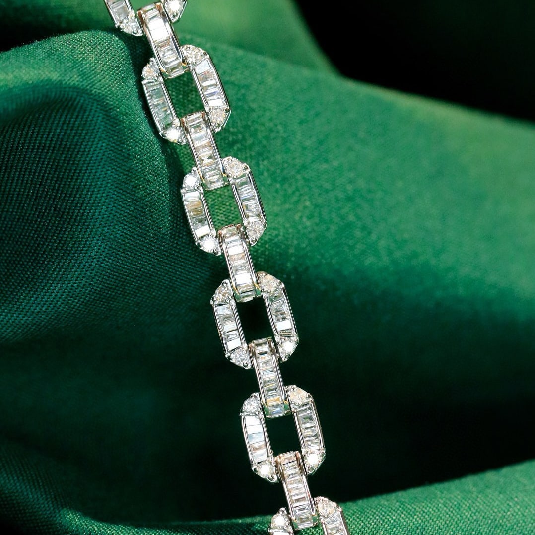 14k Gold 2.7 Ct Natural H Diamond Bracelet: Ref:231078116 // gold content:14k gold // main gemstone:diamond // shape:multiple // carat weight:2. 7ct // clarity grade:vs-si // color:h // treatment:natural // Condition: New Low Estimate: 14000.00