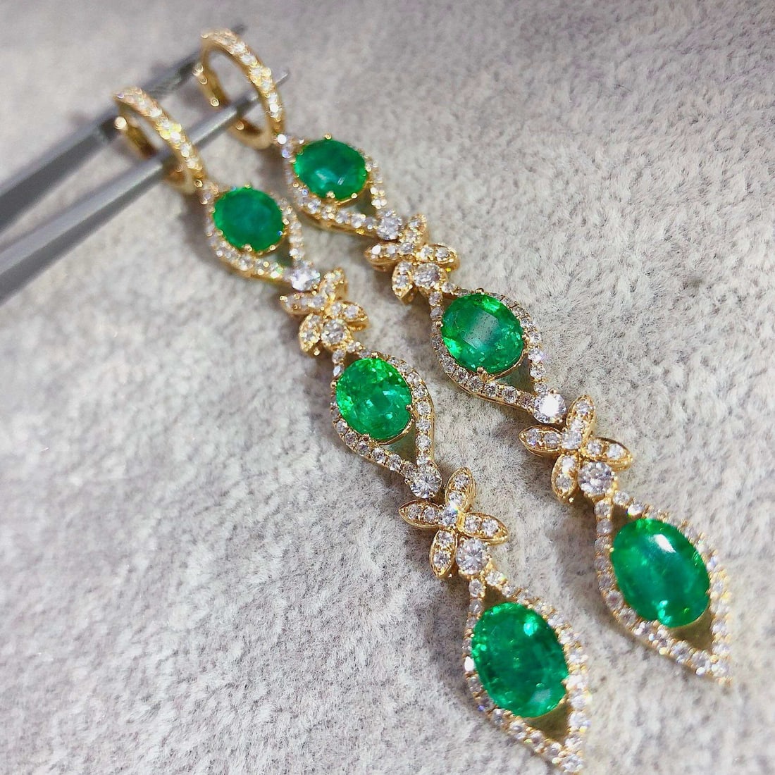 14k Gold 9.26 Ctw Vivid Green Natural Emerald & Diamond Earrings: Ref:231078128 // gold content:14k gold // main gemstone:emerald // shape:oval // carat weight:6. 86ct // color:vivid green // treatment:natural // // adjacent gemstone 2 : diamond // shape:round // ca