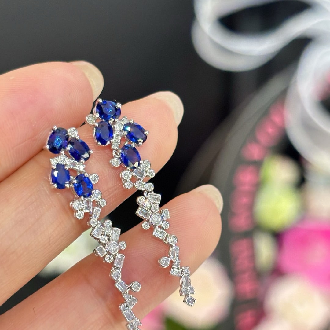 14k Gold 2 Ct Natural Sapphire & Diamond Earrings: Ref:231078136 // gold content:14k gold // main gemstone:sapphire // shape:oval // carat weight:2ct // color:blue // treatment:natural // // adjacent gemstone 2 : diamond // shape:multiple // clarity g