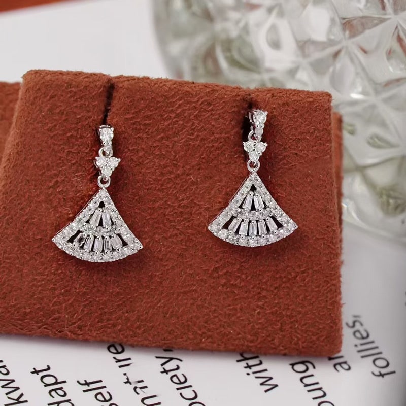 14k Gold 0.48 Ct Natural H Diamond Earrings: Ref:231078161 // gold content:14k gold // main gemstone:diamond // shape:multiple // carat weight:0. 48ct // clarity grade:vs-si // color:h // treatment:natural // Condition: New Low Estimate: