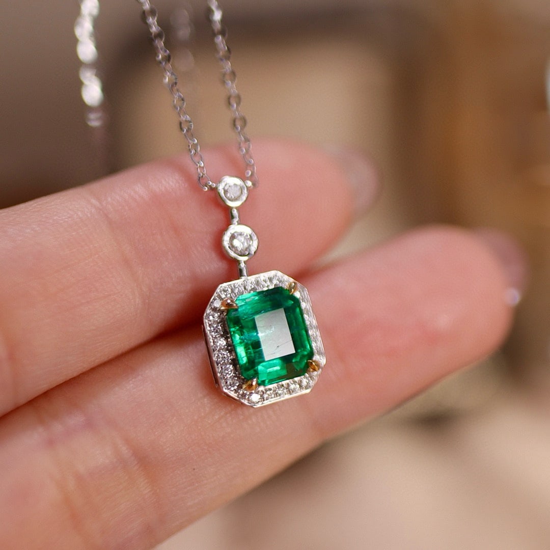 14k Gold 2.07 Ctw Vivid Green Natural Emerald & Diamond Necklace: Ref:231078167 // gold content:14k gold // main gemstone:emerald // shape:octagonal // carat weight:1. 84ct // color:vivid green // treatment:natural // // adjacent gemstone 2 : diamond // shape:round 