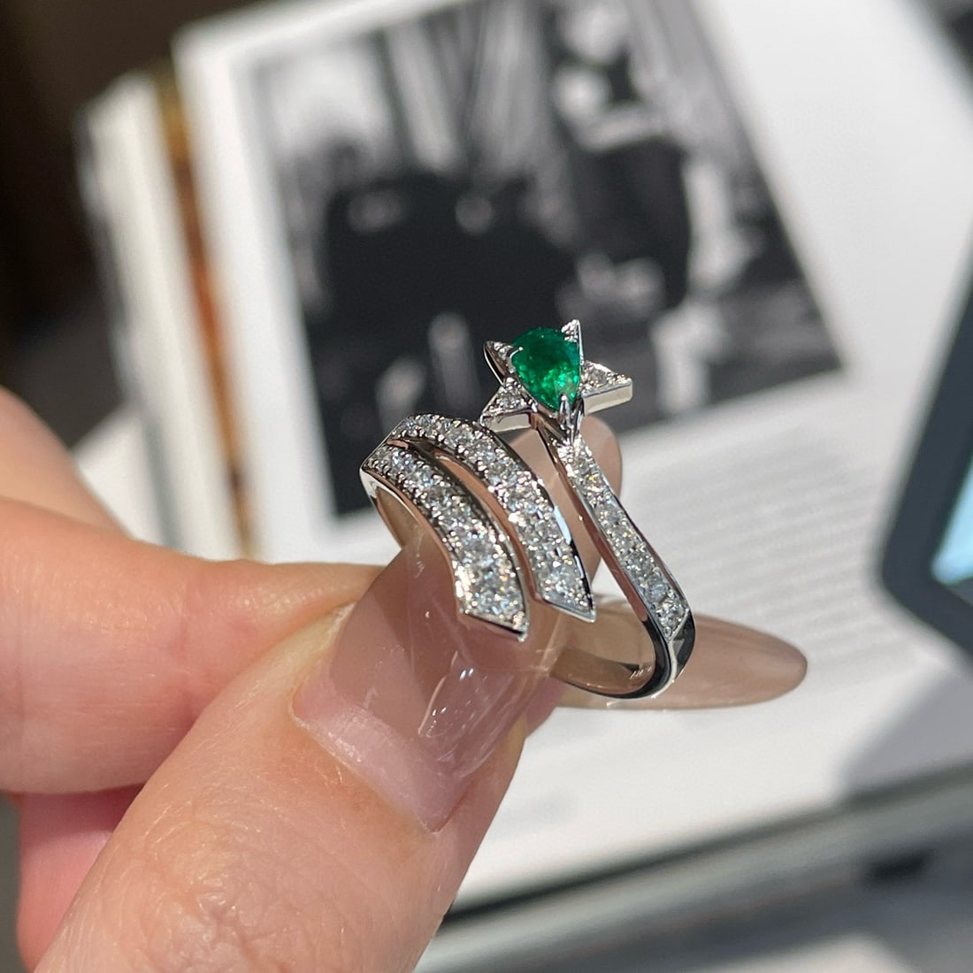 14k Gold 0.3 Ct Vivid Green Natural Emerald & Diamond Ring - 2