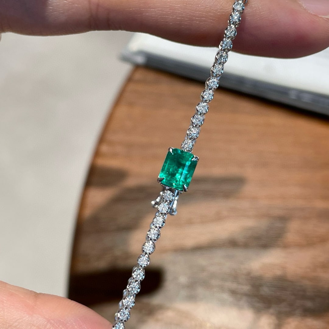 14k Gold 1.85 Ctw Vivid Green Natural Emerald & Diamond Bracelet: Ref:231078205 // gold content:14k gold // main gemstone:emerald // shape:octagonal // carat weight:0. 85ct // color:vivid green // treatment:natural // // adjacent gemstone 2 : diamond // shape:round