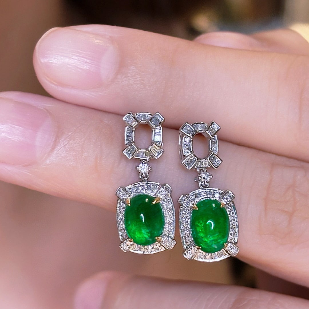 14k Gold 2.28 Ct Vivid Green Natural Emerald & Diamond Earrings: Ref:231078207 // gold content:14k gold // main gemstone:emerald // shape:oval // carat weight:2. 28ct // color:vivid green // treatment:natural // // adjacent gemstone 2 : diamond // shape:multiple