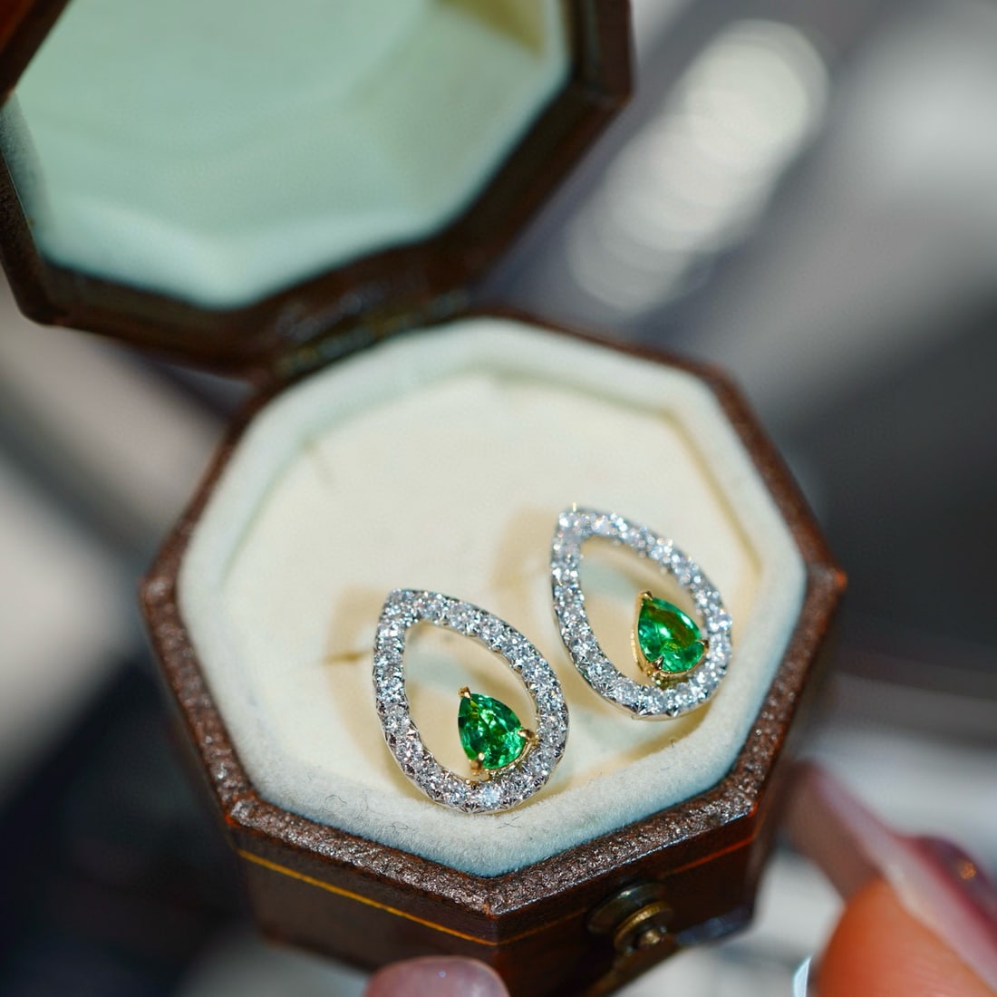 14k Gold 0.3 Ct Vivid Green Natural Emerald & Diamond Earrings - 3