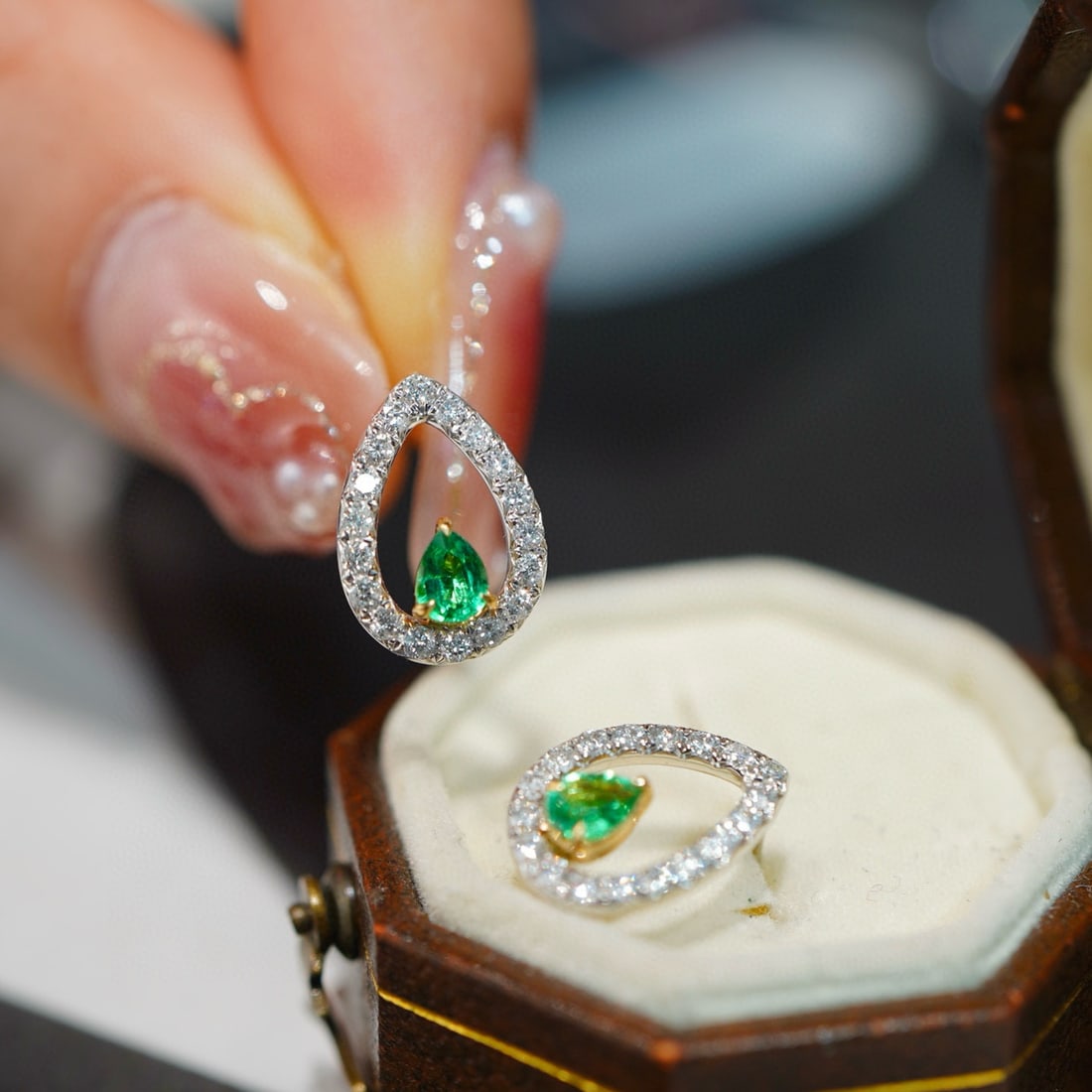 14k Gold 0.3 Ct Vivid Green Natural Emerald & Diamond Earrings - 4