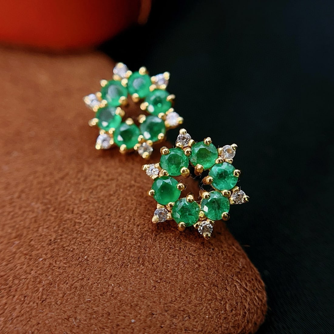 14k Gold 1.30 Ct Natural Emerald & Sapphire Earrings: Ref:231078220 // gold content:14k gold // main gemstone:emerald // shape:round // carat weight:1. 30ct // color:green // treatment:natural // cut grade:g // // adjacent gemstone 2 : sapphire //