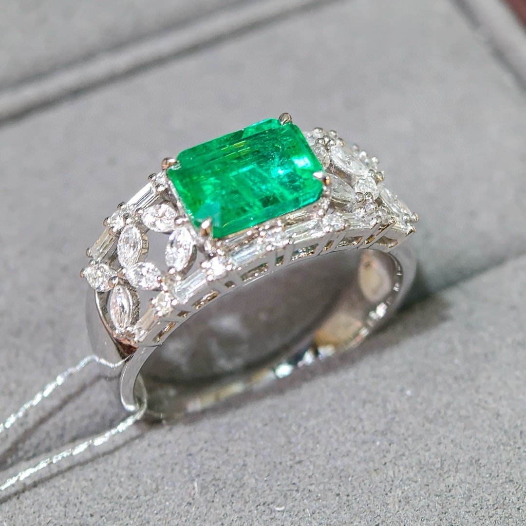14k Gold 2.35 Ctw Vivid Green Natural Emerald & Diamond Ring - 2