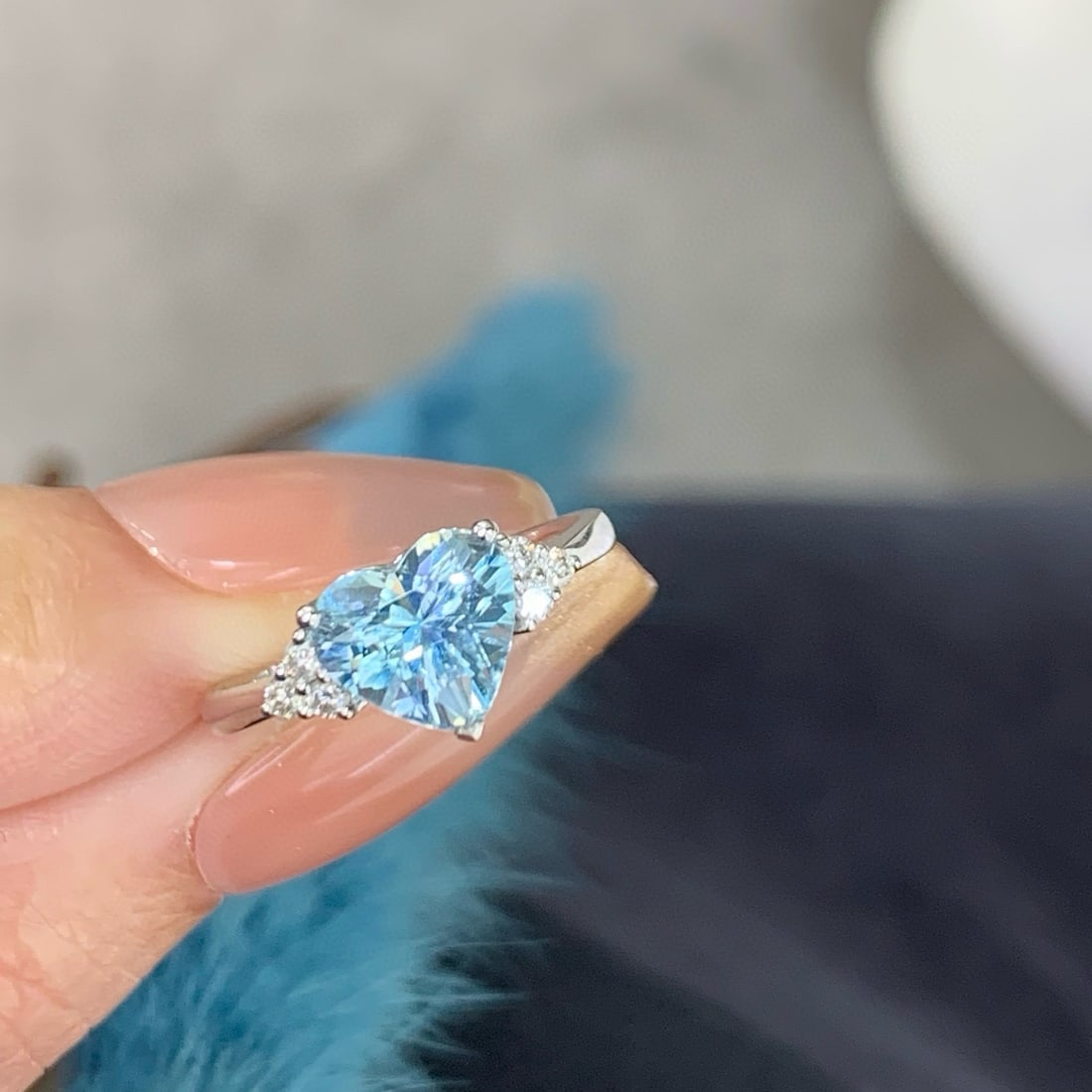 14k Gold 1.70 Ctw Natural Aquamarine & Diamond Ring: Ref:231078230 // gold content:14k gold // ring size:7. 25us // // main gemstone:aquamarine // shape:heart // carat weight:1. 58ct // color:santa maria color // treatment:natural // // adjacent