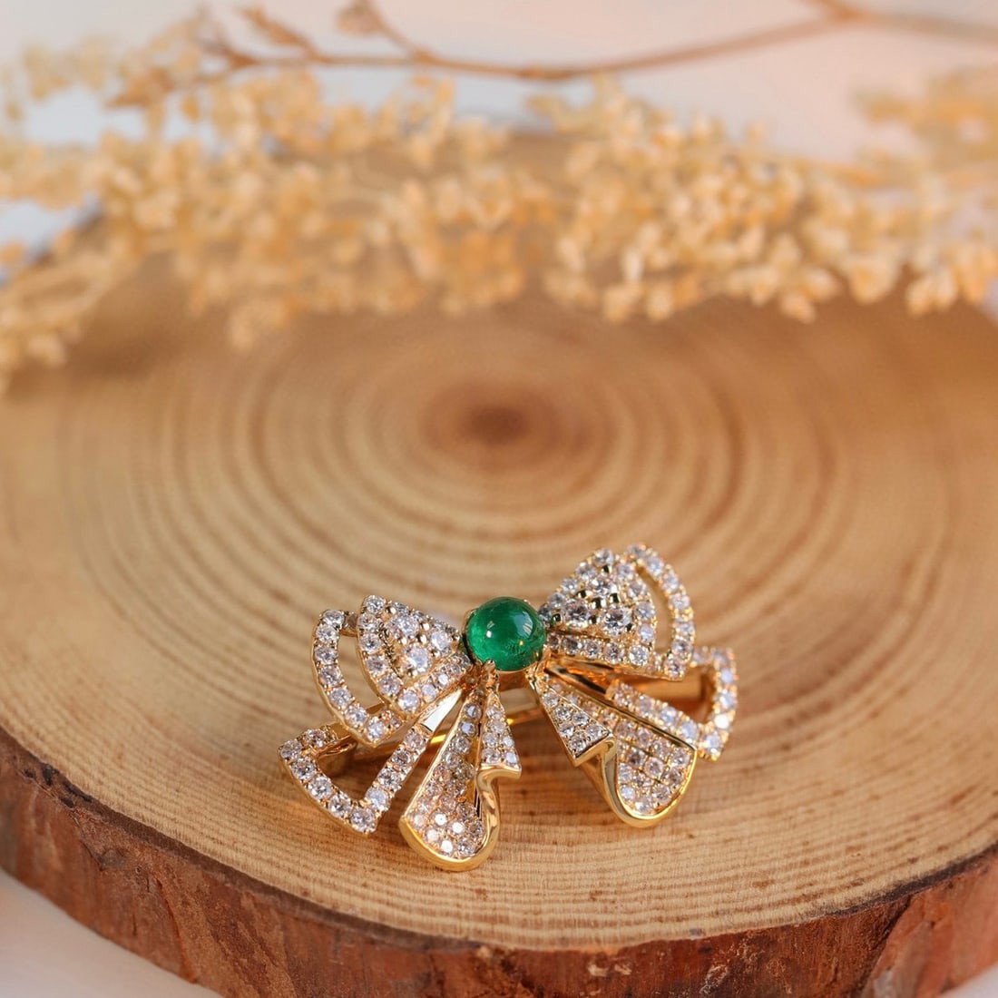 14k Gold 0.98 Ctw Vivid Green Natural Emerald & Diamond Brooch/pendant( Without Chain ): Ref:231078249 // gold content:14k gold // main gemstone:emerald // shape:round // carat weight:0. 25ct // color:vivid green // treatment:natural // cut grade:g // // adjacent gemstone 2 : diamond //