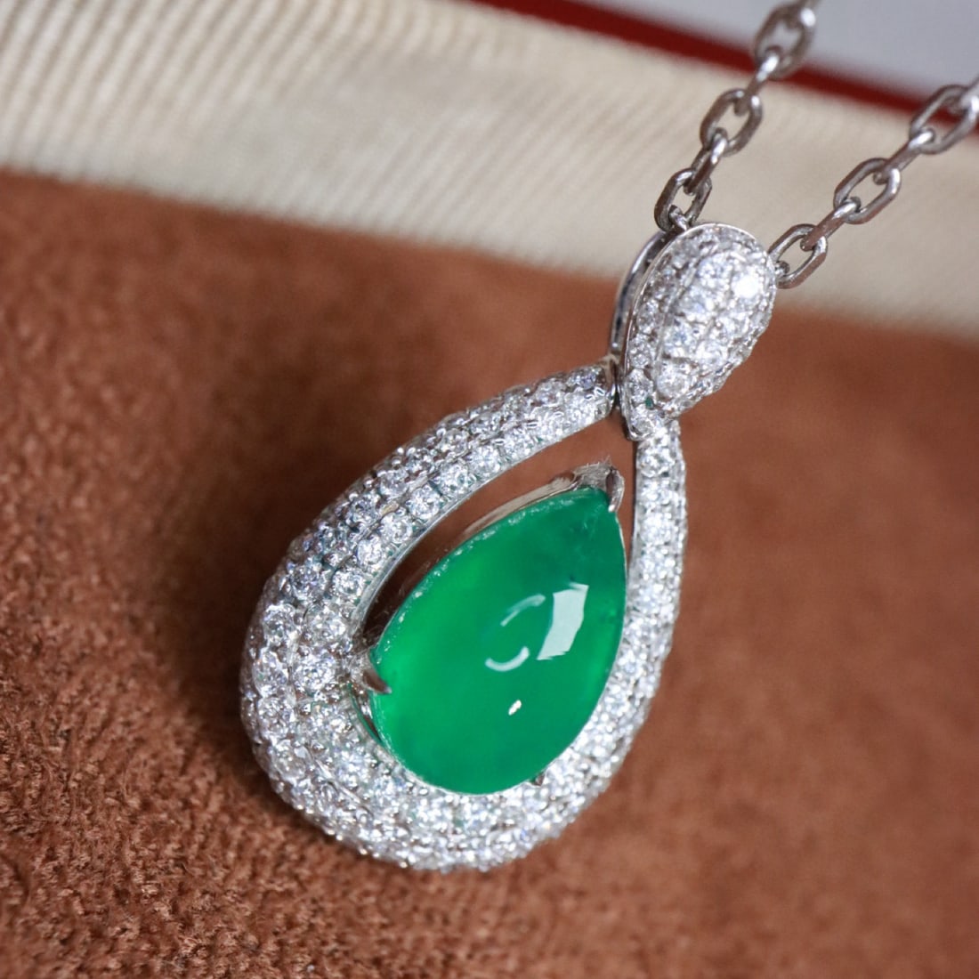 14k Gold 1.82 Ctw Vivid Green Natural Emerald & Diamond Pendant( Without Chain ): Ref:231078269 // gold content:14k gold // main gemstone:emerald // shape:pear // carat weight:1. 36ct // color:vivid green // treatment:natural // // adjacent gemstone 2 : diamond // shape:round //