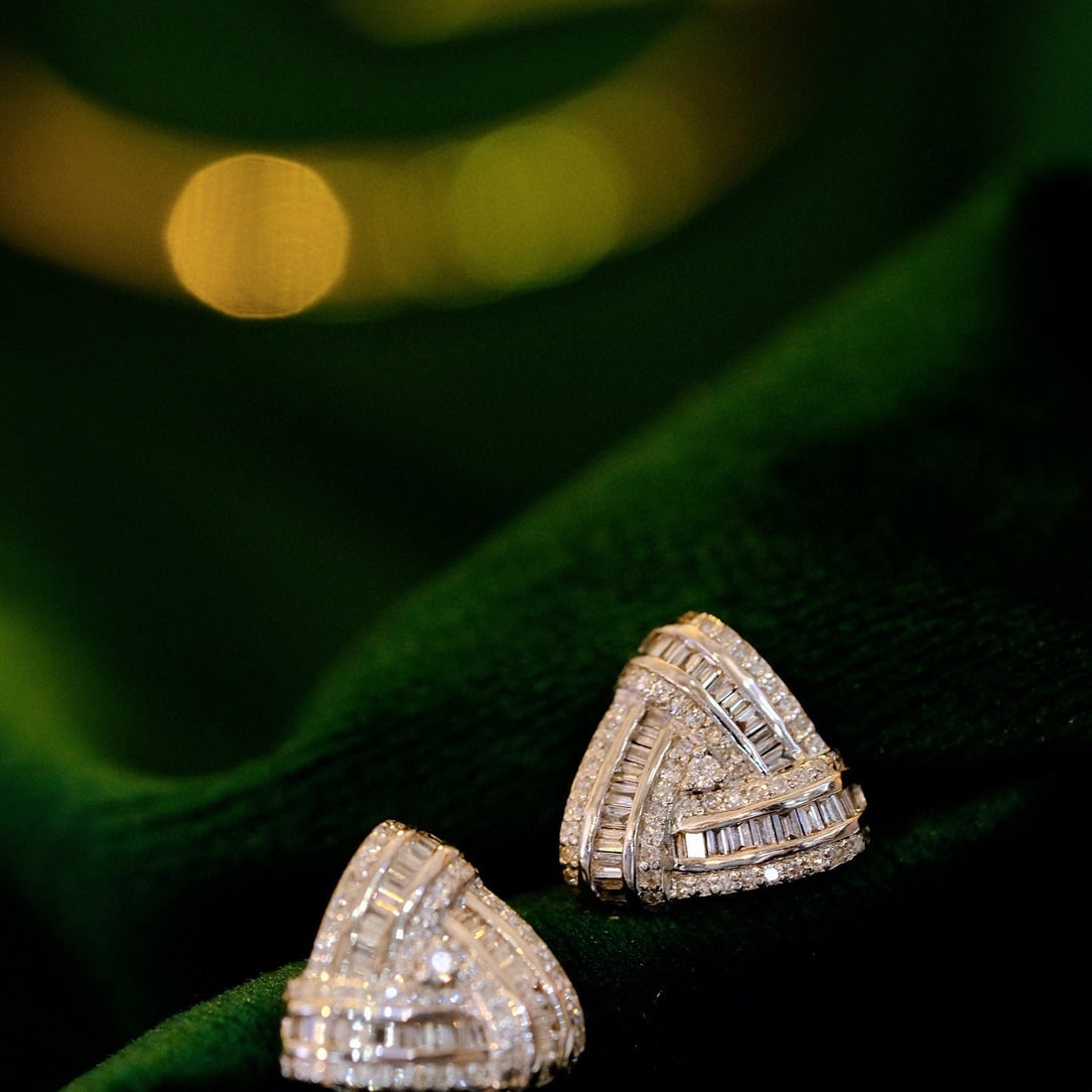 14k Gold 0.66 Ct Natural H Diamond Earrings: Ref:231078277 // gold content:14k gold // main gemstone:diamond // shape:multiple // carat weight:0. 66ct // clarity grade:vs-si // color:h // treatment:natural // Condition: New Low Estimate: