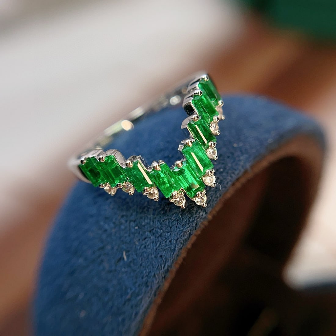 14k Gold 1.85 Ct Vivid Green Natural Emerald & Sapphire Ring - 2