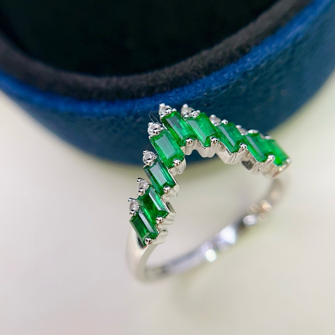 14k Gold 1.85 Ct Vivid Green Natural Emerald & Sapphire Ring - 4