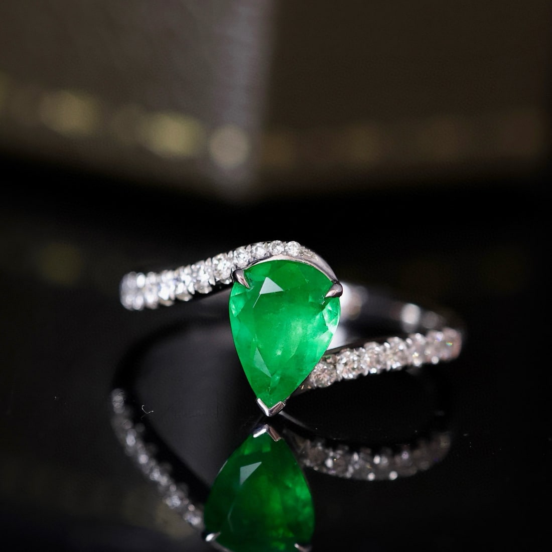 14k Gold 1.10 Ctw Vivid Green Natural Emerald & Diamond Ring: Ref:231078301 // gold content:14k gold // ring size:7. 25us // // main gemstone:emerald // shape:pear // carat weight:0. 87ct // color:vivid green // treatment:natural // // adjacent gemstone 2 :