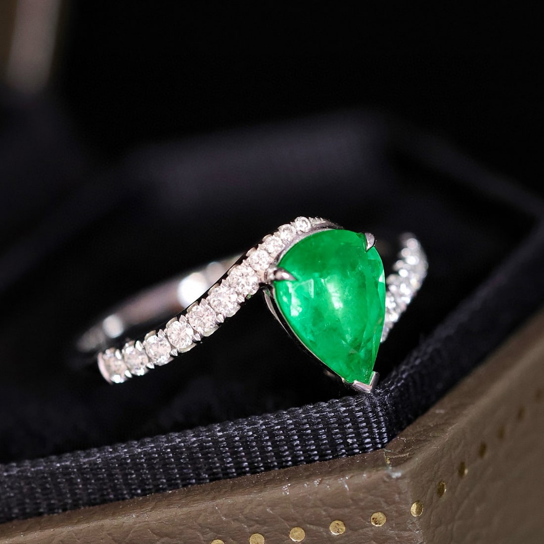 14k Gold 1.10 Ctw Vivid Green Natural Emerald & Diamond Ring - 2