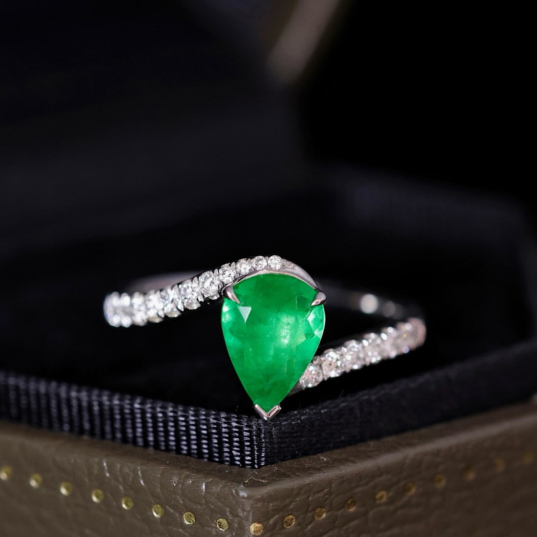 14k Gold 1.10 Ctw Vivid Green Natural Emerald & Diamond Ring - 3