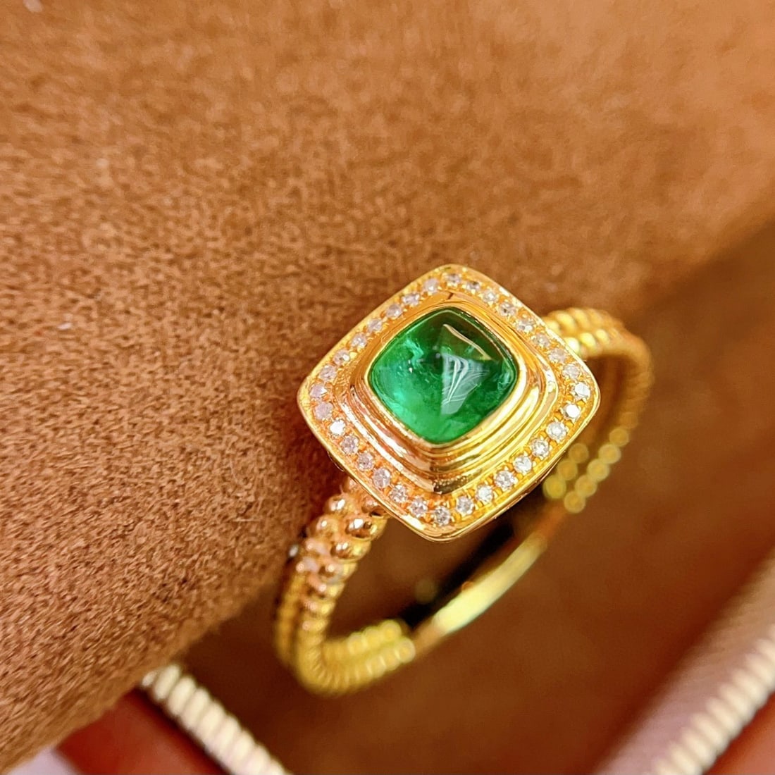 14k Gold 0.60 Ct Vivid Green Natural Emerald & Diamond Ring: Ref:231078305 // gold content:14k gold // ring size:7. 25us // // main gemstone:emerald // shape:sugar-loaf // carat weight:0. 60ct // color:vivid green // treatment:natural // // adjacent gemstone 2