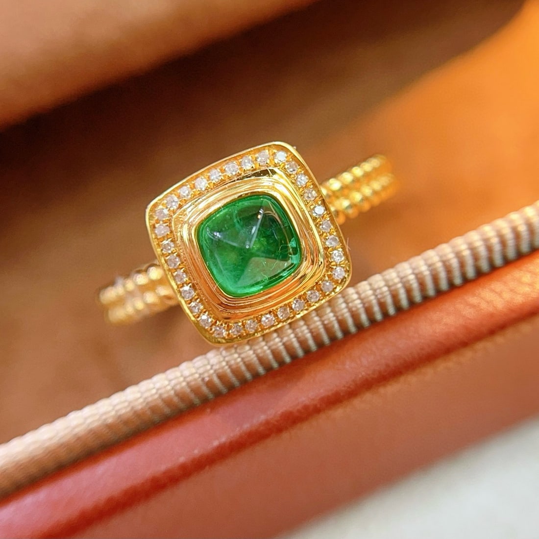 14k Gold 0.60 Ct Vivid Green Natural Emerald & Diamond Ring - 2