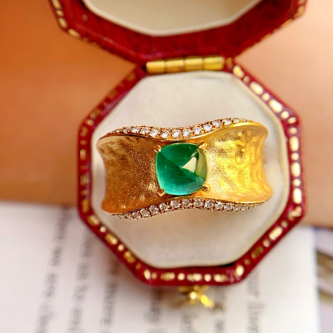 14k Gold 1.00 Ct Vivid Green Natural Emerald & Diamond Ring: Ref:231078306 // gold content:14k gold // ring size:7. 25us // // main gemstone:emerald // shape:sugar-loaf // carat weight:1. 00ct // color:vivid green // treatment:natural // // adjacent gemstone 2 