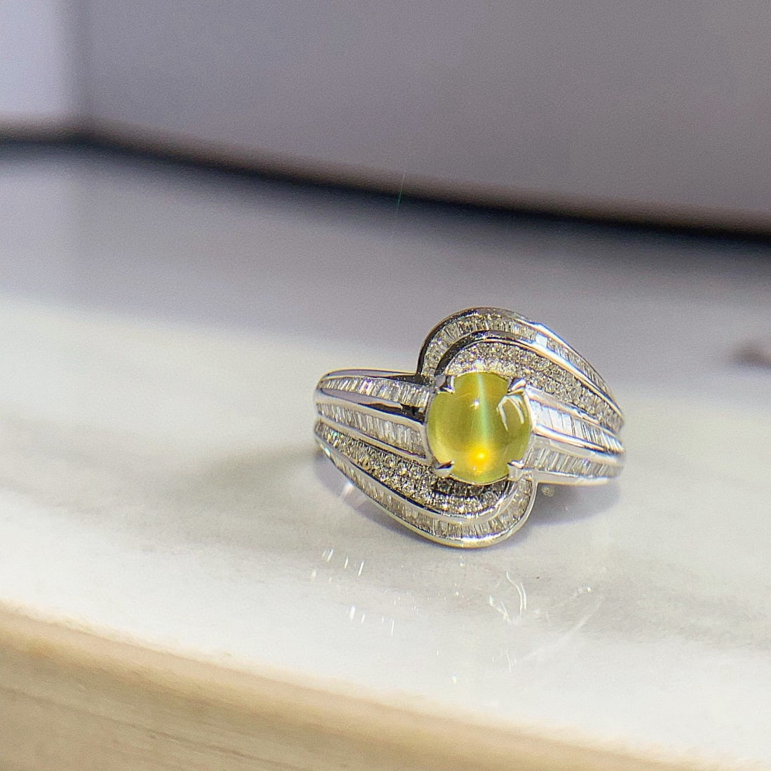 14k Gold 1.01 Ct Natural Chrysoberyl & Diamond Ring: Ref:231078307 // gold content:14k gold // ring size:7. 25us // // main gemstone:chrysoberyl // shape:oval // carat weight:1. 01ct // color:yellow // treatment:natural // // adjacent gemstone 2 :