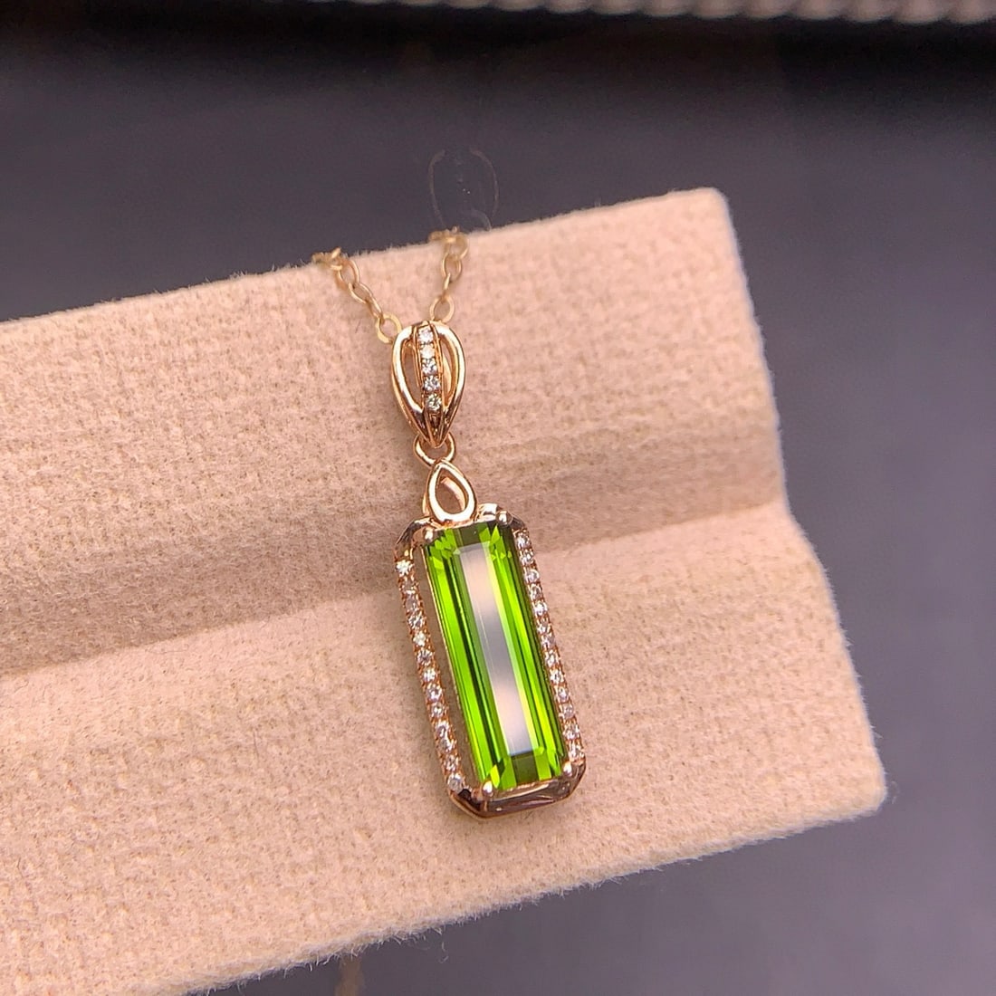 14k Gold 1.75 Ct Natural Tourmaline & Diamond Pendant( Without Chain ): Ref:231078338 // gold content:14k gold // main gemstone:tourmaline // shape:octagonal // carat weight:1. 75ct // color:green // treatment:natural // // adjacent gemstone 2 : diamond // shape:round //