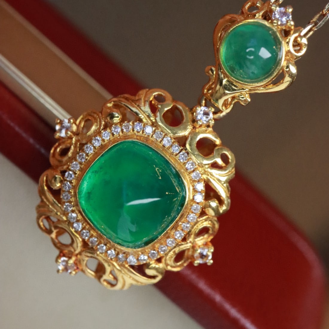 14k Gold 2.5 Ct Natural Emerald & Diamond & Sapphire Pendant( Without Chain ): Ref:231078343 // gold content:14k gold // main gemstone:emerald // shape:sugar-loaf // carat weight:2. 5ct // color:green // treatment:natural // // adjacent gemstone 2 : diamond // number of